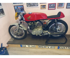 Honda CB 77 Rennmaschine und CB 77 DOHC Rennmotor