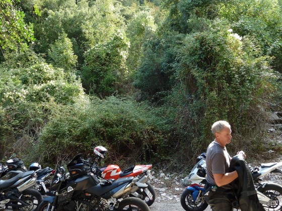 Pause in Sardinien...man beachte den VeRa Tankaufkleber auf meinem Bike.!!!!