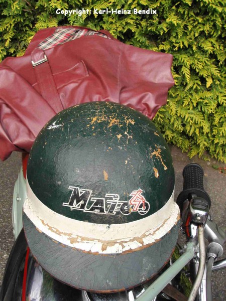 Wo sieht man noch solche MAICO-Memorabilia? Der Helm und die Jacke auf der 50er Jahre- Wettbewerbs-MAICO: originales 50er Jahre MotoCross-„Outfit“, seit über 50 Jahren im Erstbesitz!
