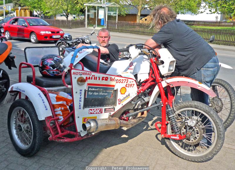 XTZ 750 Gespannumbau von Meinold Müller
TRX 850 Motor, Wasp Seitenwagen, AHK, für den Förster Werner (im Hintergrund).
