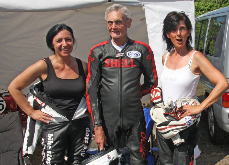 Susann, Nobby, Conny
Nobby Clark, zum ersten Mal in seinem Leben mit Lederkombi!
Foto: Scuderia Shell Classic
