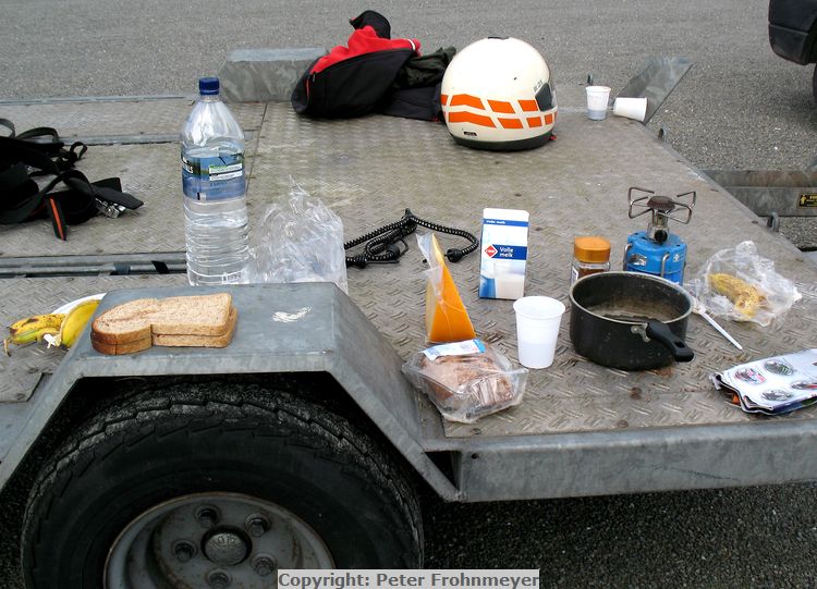 Frühstück im Fahrerlager
