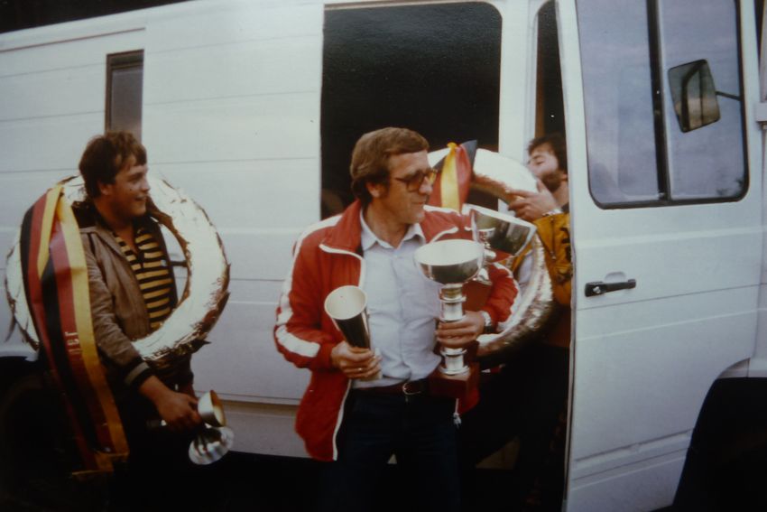 1980 I-Lizenz
vl: Mechaniker Peter Sause mit Siegerkranz (nach Schotten 1980), Mitte mit roter Jacke: Sponsor und „Teamchef“ Gerhard Muth, CK Küchen/Cölbe
