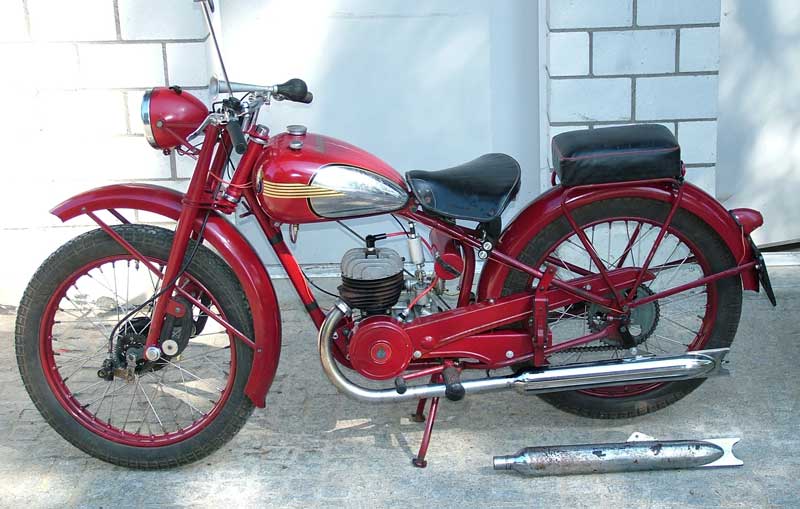 Husqvarna 228, (Rödmyra oder Rödqvarna) , 118cc, 1952, nur 4000km gelaufen
Besitzer: Martin Lechleitner
