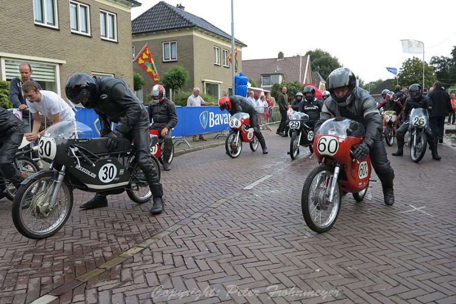 Racen in stijl over de straatklinkers in Eext.
