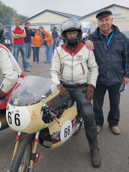 Odenwaldring Klassik - Walldürn
Heinz Evers (Kreidler) + Weltmeister Hans-Georg Anscheidt (48 GP Starts, 14 GP-Siege, 33 Podiumsplätze, 9 Deutsche Meistertitel)
