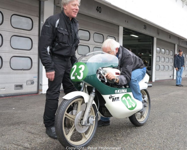 Hockenheim Classics 2013
Besonderheit der Kuma-MZ: Alle Fahrer die mit diesem Motorrad starteten, sind gestürzt. (Links Heinz  Chittka)
