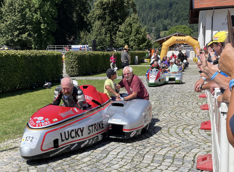Gespann -Taxifahrten für Kinder mit Handicap
Peter Gierlinger hat mich und den begeisterten Jungen sicher um den Kurs gefahren.
