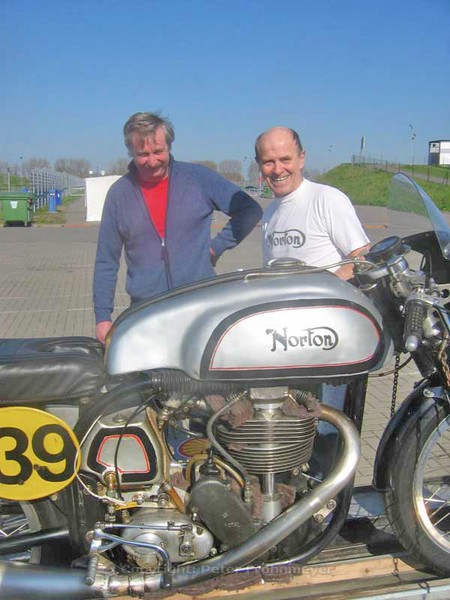 Wolfgang Pohl + Ernst Hotopp mit der Norton Manx

