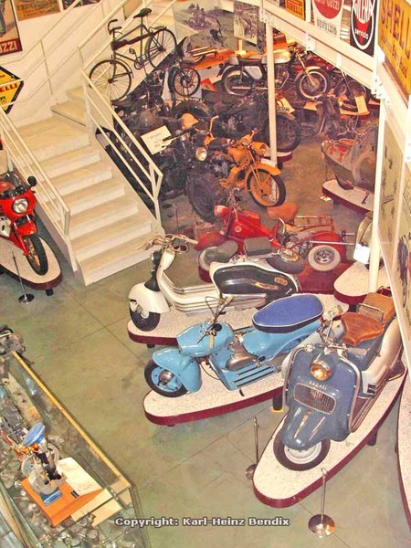 Mercatino al Museo Nazionale del Motociclo
Nun wollen wir wenigstens noch einige Blicke in das sehenswerte Museum werfen.
