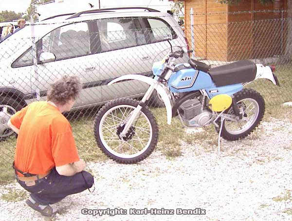 Mercatino al Museo Nazionale del Motociclo
Zum Abschluß noch das Sahnestück eines Besuchers:
Italien war in den 70er Jahren das El Dorado der Enduro-Fahrer, und daher besitzen die seinerzeitigen Top-Modelle auch heute noch viel Prestige wie diese bewunderte KTM.
