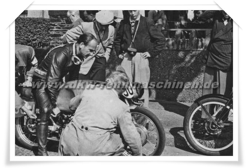 Isle of Man TT 1953
Siegfried Wünsche am Start mit der RM 350.
©Jörg Buschmann 
