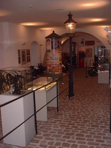 Das neue Museum Motorradtraueme in der DKW - MZ Stadt Zschopau
Ein Blick in den Raum der ersten Epoche von 1919 bis 1945.
