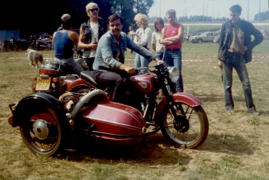BSA Golden Flash mit seitenwagen 
In Augustus 1983 war dieses gespann aus  Holland, mit einen besonderen Beifahrer, auf der Begonia Rally in Belgien zu sehen. 
In August 1983 this side-car combination from Holland, with a special side-car passenger, was seen on the Begonia Rally in Belgium. 
