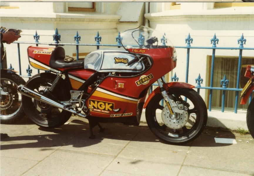 Norton Commando custom street racer
Wunderschöne Commando sportmaschine gesehen entlang der hauptstraße in Douglas während der 1981 TT auf die Isle of Man .
