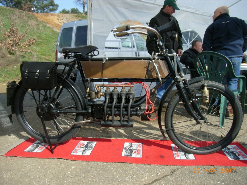 FN Four 1910´s
Daß erste 4 cylinder superbike der motorradgeschichte.
The first 4 cylinder superbike of motorcycle history 
