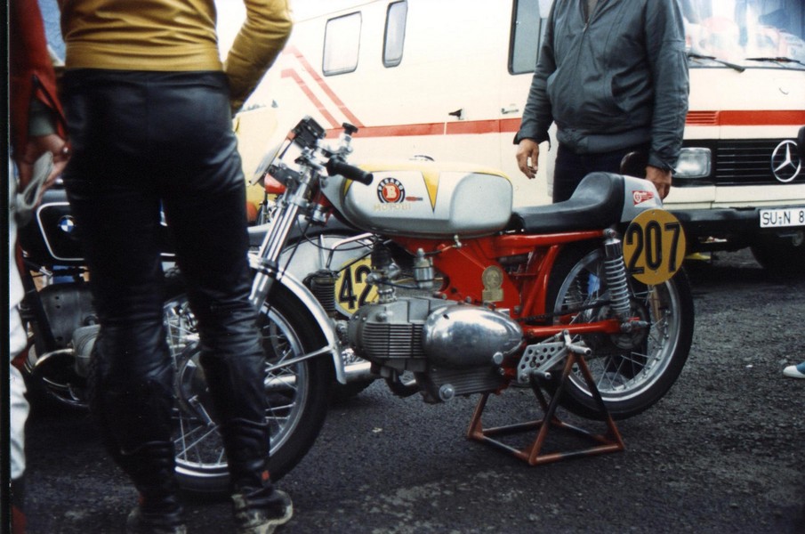 Motobi 248 cc - 1963
Italienisches power "ei" (wegen den motorform)  beim Zolder HGP in 1987.
