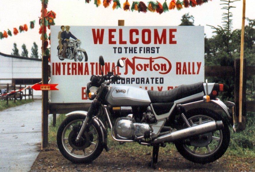 The Norton rotary
Eine Norton mit wankelmotor am eingang von der Int NOC Rally  in 1986 in Belgien. 
