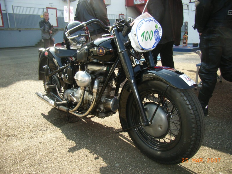 Sunbeam S7
Diese mashinen mit einen 500 in line zwei cylinder, sieht man auch nicht so oft selbst nicht auf Engländer treffen.
Damals wenn sie in 1946 auf dem markt kam waren die kunden erstaunt über ihr aussehen und die motorrad tester der damalige motorrad zeitungen schrieben dass es nicht möglich war nach 1000 meilen ein testbericht zu schreiben weil die maschine zu neu und so anders war.
This machines with their 500 inline twin, are rare today , even on English bike meetings (on the Continent) . When they appeared on the market in 1946 the public was baffled and the testers wrote that it was impossible to write a test after 1000 miles, because the machine was so new and different.
