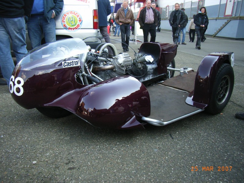 Moto Guzzi renngespann
 racing side car with Moto Guzzi engine
