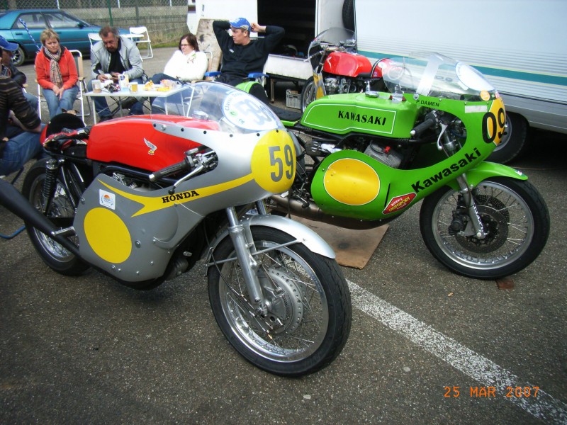 Japanische rivalen - Japanese rivals
Zweitakter und viertakter aus die goldene jahren der Motorrad  Renngeschichte.
Two stroke and four stroke from the Golden years of Motorbike racing
