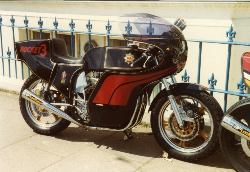 BSA rocket III custom street racer
Eine wünderschöne BSA Rocket III gesehen auf die Isle of Man während der 1981 TT
