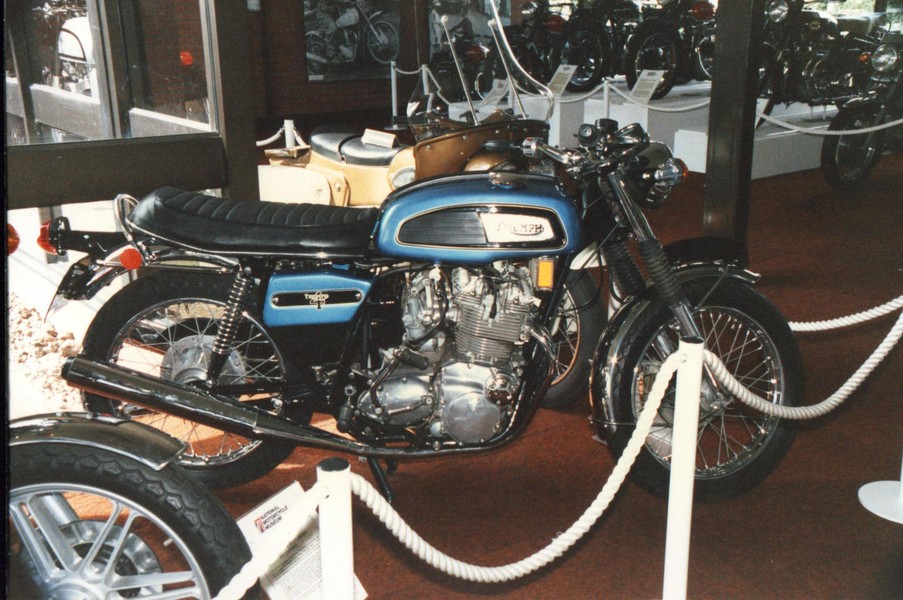 Triumph Quadrant 4
Prototype von einen Triumph 4 cylinder auf Trident basis im British Motorcycle Museum in Birmingham.
