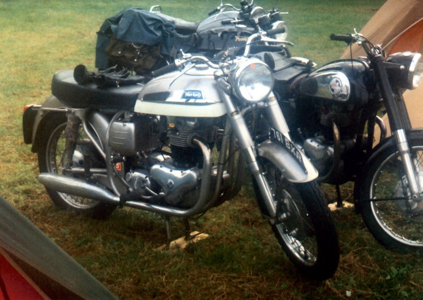 Norton Domi -  two tone
A very nice Dommi in Silver and ivory  at the 1985 Begonia Rally.
