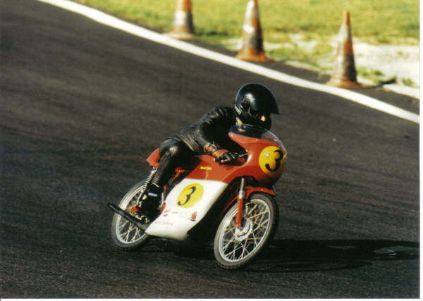 Ruedi Kurt in der Kurve in Lignieres auf Moto Guazzoni 50cc
