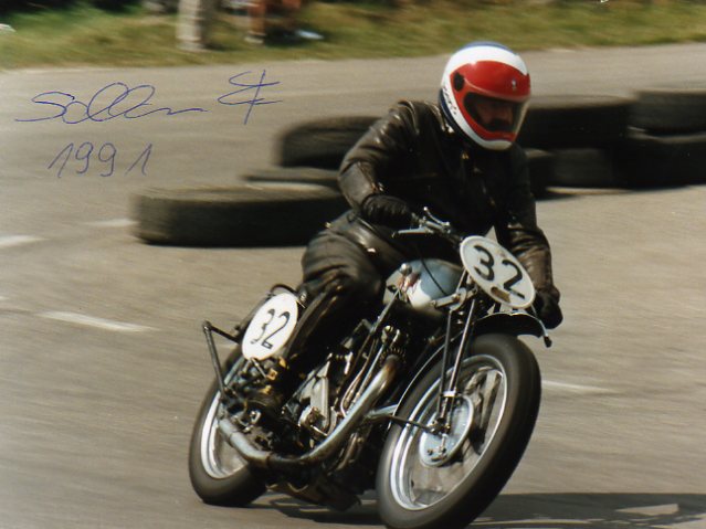 Franz Schlosser mit seiner Condor in der Kurve von Lignieres
Condor 500ccm 1930
