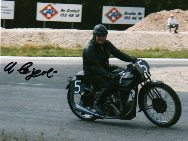 A.Oegerli kurvt durch die Piste
Norton Manx 500ccm  1939
