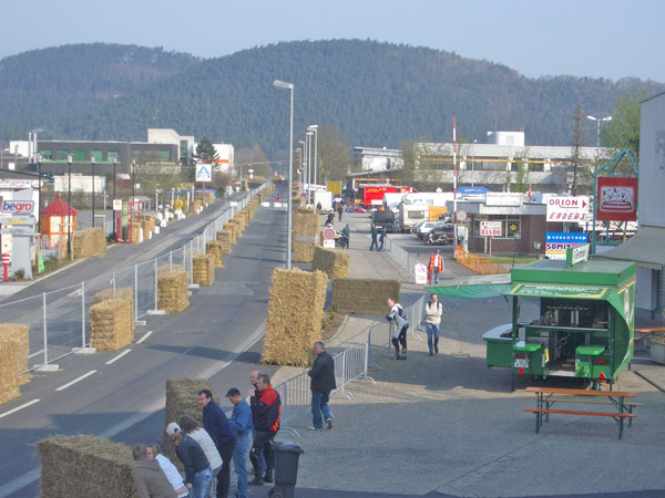 ... dieses Jahr noch mit Gegenverkehr...
...dieses Jahr noch eine Pilotveranstaltung, im nächsten Jahr dann bestimmt auf einem ca. 4km langen Kurs die 2. Auflage des Lahnring Rennens.
Meldungen für den 10.ten Jubiläumslauf können schon bald an "Hinni" losgeschickt werden ;-)
