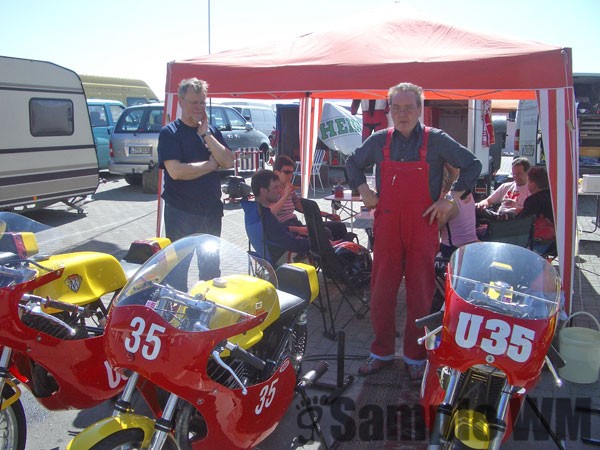 Einstellfahrten Oschersleben - Maico Racing Team Leipzig
Meisterschrauber Wolfgang "Simmi" Siemon scheint mal wieder alles im Griff zu haben (hatte er den Tag auch).
