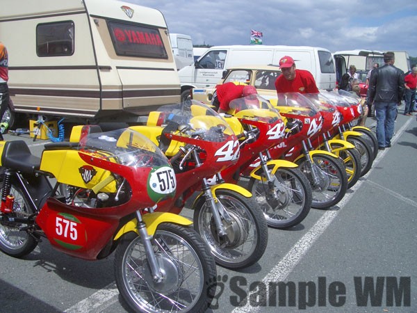 80 Jahre Sachsenring
Ein "Schwarm" gelb roter Gefahr.
