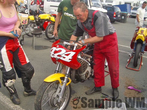 80 Jahre Sachsenring
Schrauben an Danas Maschine nach der Fortbildung "Kuscheln im Kiesbett, ungeahnte Möglichkeiten".
