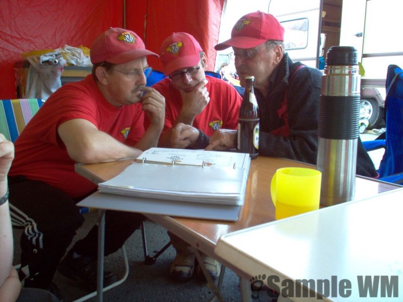 Bremerhaven Fischereihafenrennen 2007
"... Aha, so sieht eine Maico also von innen aus...??!!",  Maico Spezialisten auf der Suche nach Leistung oder vielleicht dem Sinn des Motorradfahrerlebens. (Thomas Schulze, Tommi Körner, Schrauber Wolle)
