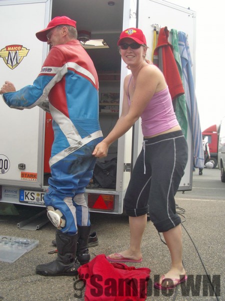 80 Jahre Sachsenring
Hautenge, auf den Schrauber Astralkörper angepaßte Schutzkleidung sind ein Muß bei uns. (Wolle und Dana)
