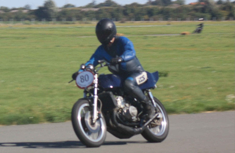 Reimo Suzuki GT-R 750
Martin Krause auf Reimo GT 750 bei der Technorama Hildesheim 2008
Schlüsselwörter: GT 750 Krause