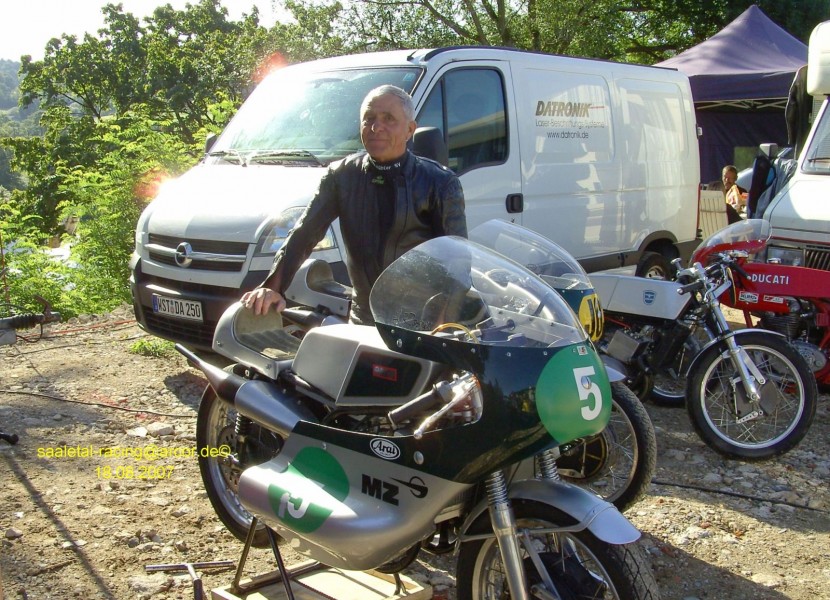 Heinz Rosner mit seinen beiden MZ-Twin´s, 250ccm u. 300ccm
