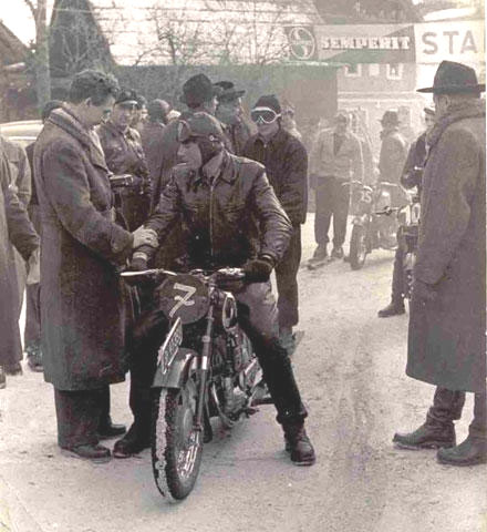 der Leobner Fahrer  E.Seitinger auf PUCH175 und Schifahrer Holzer aus Hafning /Trofaiach
