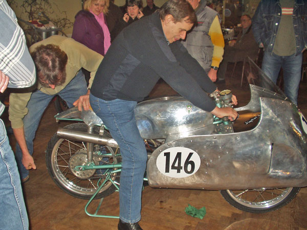 Dieter Krause und Walter Deisinger starten die 125er IFA im Saale der Oldtimergaststätte
