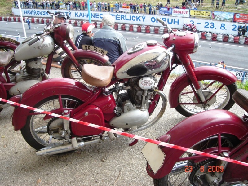 Jawa 500 OHC
22.8. - 23.8. 2009 mezinárodní závod silničních motocyklů HAVÍŘOVSKÝ ZLATÝ KAHANEC NA TĚRLICKÉM OKRUHU.
Schlüsselwörter: jawa 500 ohc