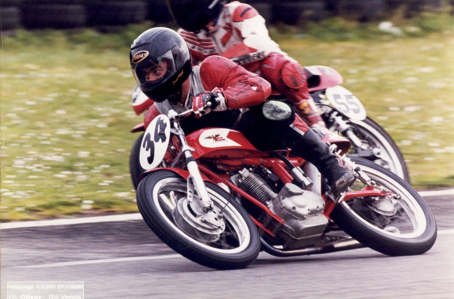 Me racing with my first Moto Morini 175cc
Schlüsselwörter: morini moto race 175 cc