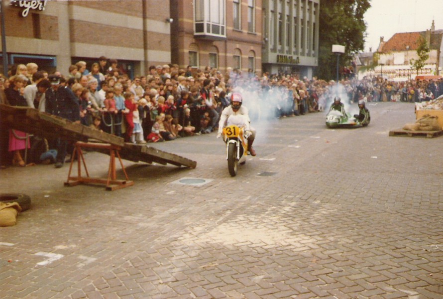90
Helmond 1979 Marktstr Demontratie Motorsport
31 Theo van Heugten 
Zijspan Pieter Prins / Hans Smeulders †


