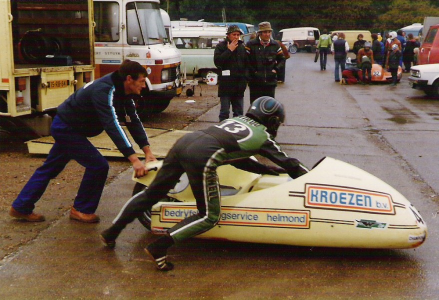 81
Brands Hatch 1980 (Eng)
Zijspan .Pieter Prins.  / Bakkenist .Hans Smeulders †.
Monteur. P de Jong
