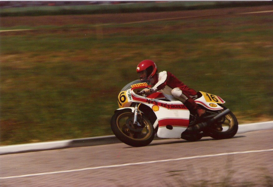 29
van Heugten 
nmb 500cc Helmond 1980
200 mijlsrace
21 Theo
