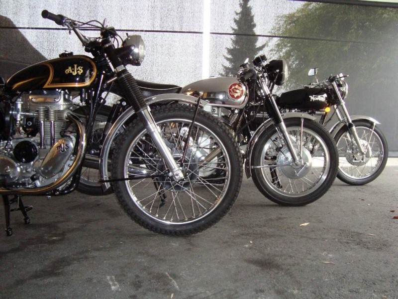 British Bikes
AJS 16, Trial spec., 350 ccm, Year 1951
BSA Gold Star DBD 34, Clubman, 500 ccm, Year 1956
Norton Commando, Roadster, 750 ccm, Year 1970
Schlüsselwörter: BSA, Norton, AJS, Clubman, Roadster, Trial