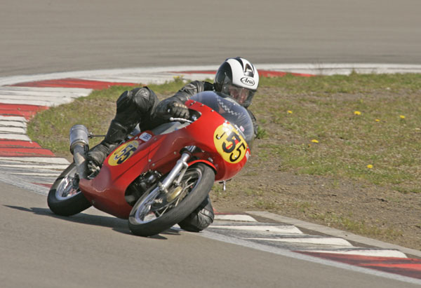 Kurzhub-Aermacchi 350
Das Team Aermacchi hat die Neu-Aufgebaute Kurzhub-Aermacchi 350 am Sonntag KölnerKurs eingesetzt. Das Motorrad ist brutal schnell, ein Meisterstück von Motorenbauer Rudolf Jungjohann. Fahrer Werner Anton Pedack
