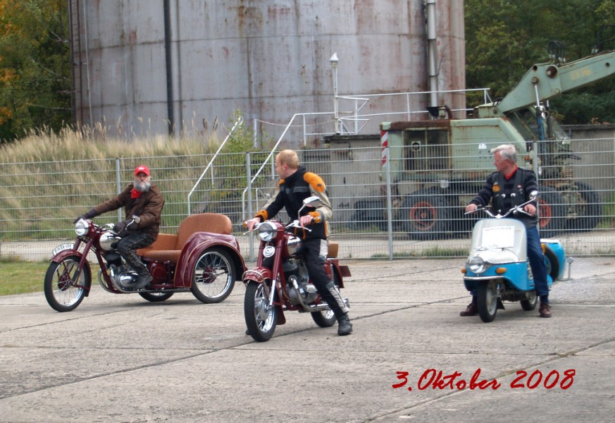 3.Oktober und Jawafreunde-Magdeburg
bei einem OLdtimertreffen am 3.Okt.in Möckern waren auch ein paar Jawafreunde dabei-
zu sehen die Rikscha,Jawa 250 und Cezeta
Schlüsselwörter: Jawa,Jawafreunde-Magdeburg