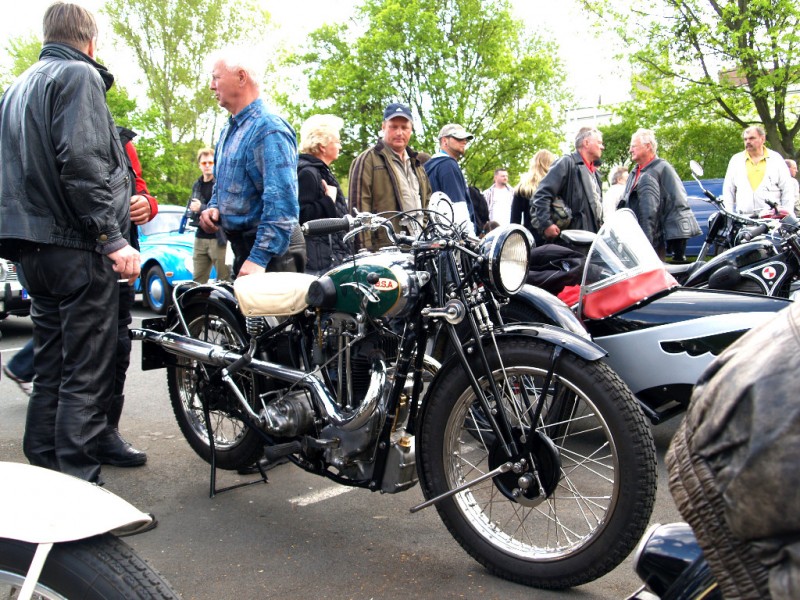 1.Mai Frühzündung in Magdeburg mit BSA 500
ein Freund aus Burg war mit seiner 500er BSA von 1932 dabei
